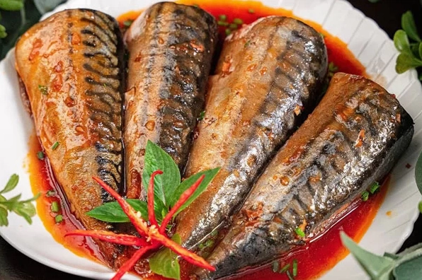 Thưởng thức cá nục kho cà chua nóng hổi cùng cơm trắng dẻo thơm