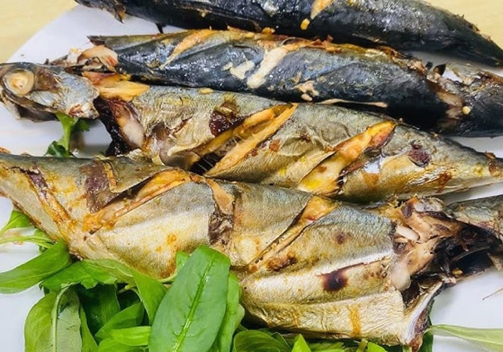 Thưởng thức cá nục nướng cuốn bánh tráng rau sống