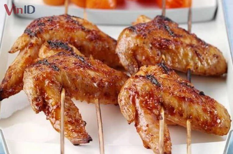 Thưởng thức gà nướng chao cùng các loại rau dưa ăn kèm