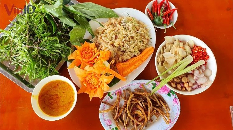 Thưởng thức gỏi cá nhệch bằng cách cuốn cá với các loại lá thơm và chấm đẫm chẻo