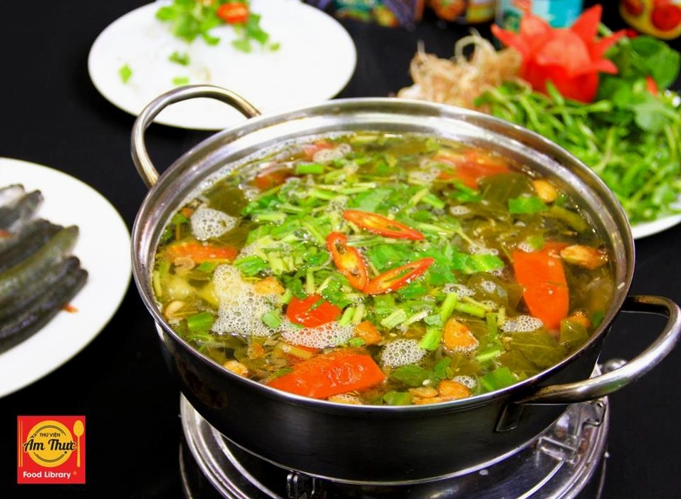 Thưởng thức lẩu cá kèo chua cay cùng bún và các loại rau đặc trưng