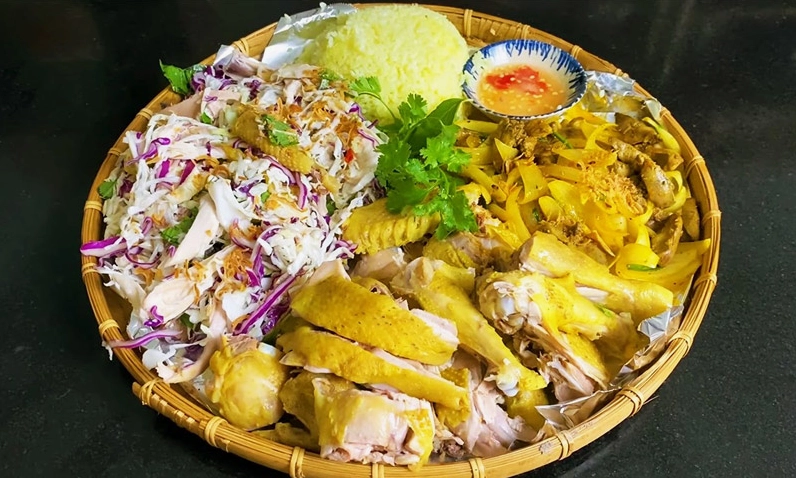 Thưởng thức món gà hấp muối hột thơm ngon ăn kèm với gỏi giòn tan và xôi dẻo