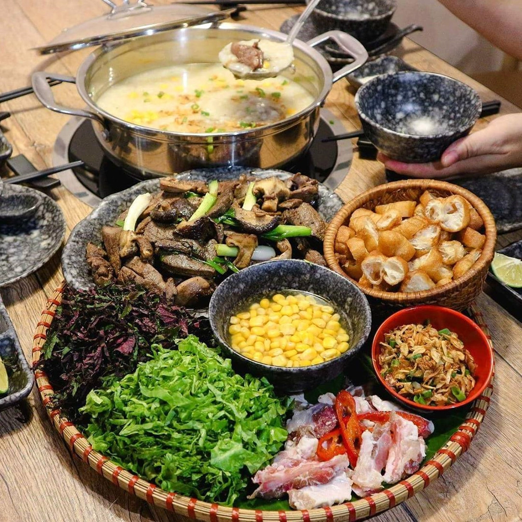 Thưởng thức món vịt nấu giả cầy nóng hổi cùng bún tươi và các loại rau sống thanh mát