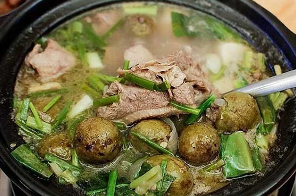 Thưởng thức món vịt om sấu thơm ngon đậm đà cùng với bún tươi hoặc cơm trắng