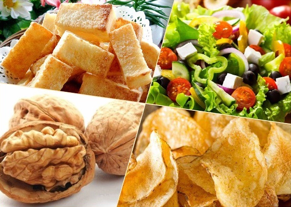Thưởng thức súp bí đỏ cùng bánh mì nướng giòn rụm