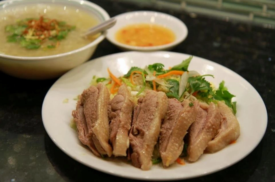 Thưởng thức tô cháo vịt nóng hổi cùng đĩa gỏi bắp cải giòn ngon