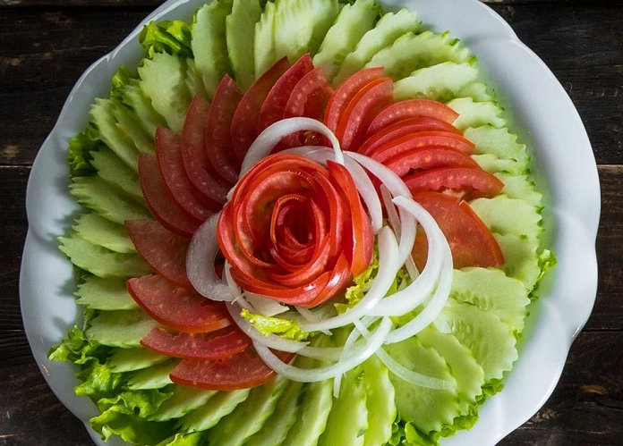 Tiến hành trộn đều salad cà chua dưa chuột