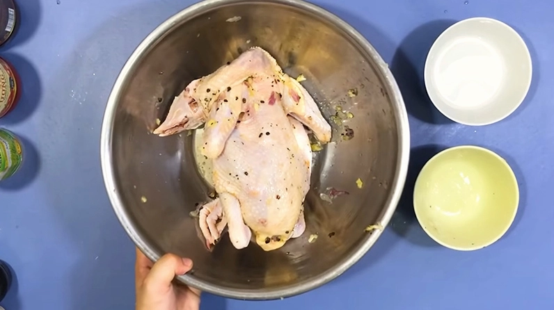 Tiến hành ướp gà với các loại gia vị đã chuẩn bị để thịt gà thấm đều đậm đà