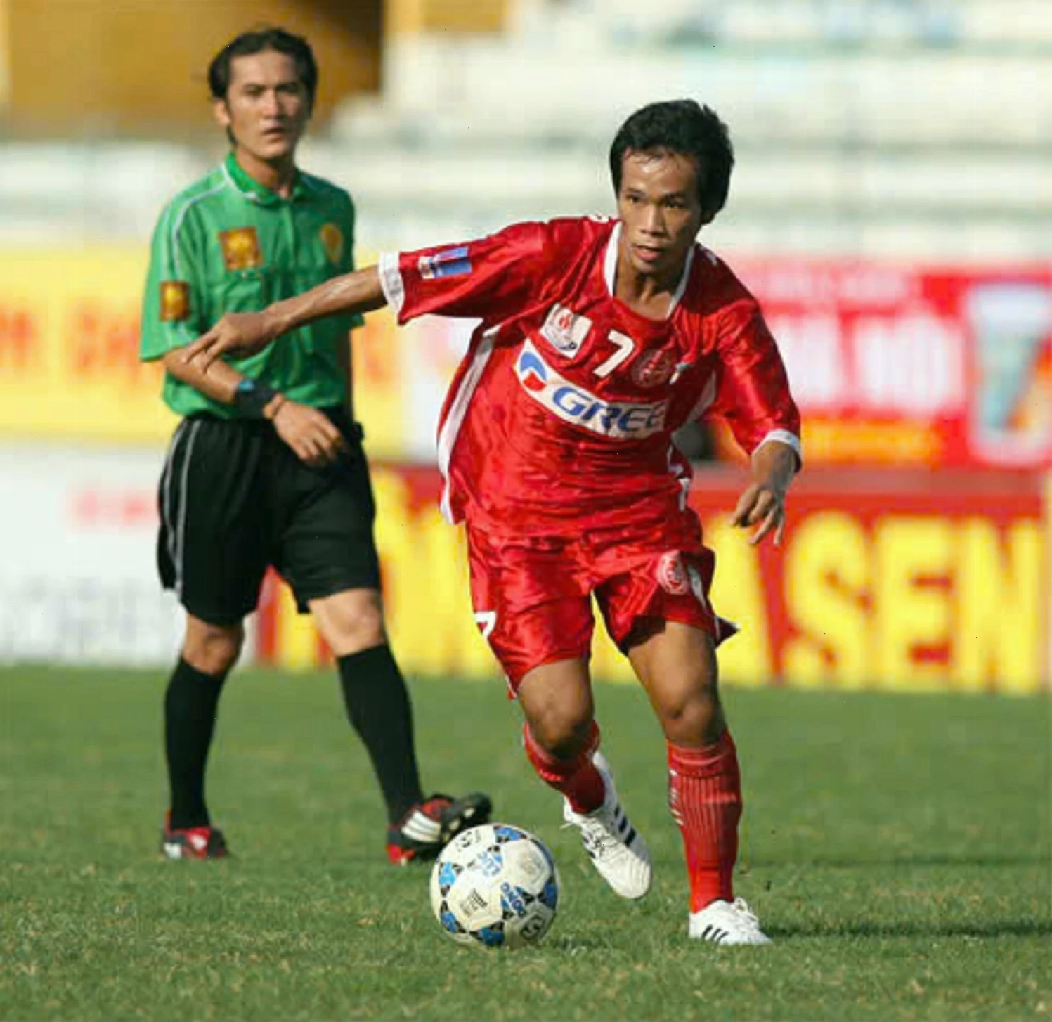 Tiền vệ Datsakorn Thonglao thi đấu tại V-League trong màu áo Hoàng Anh Gia Lai