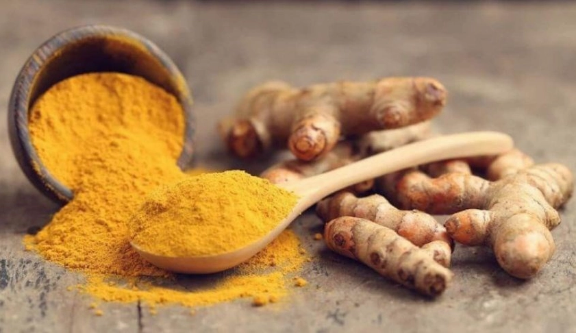 Tinh bột nghệ nguyên chất có màu vàng nhạt đặc trưng