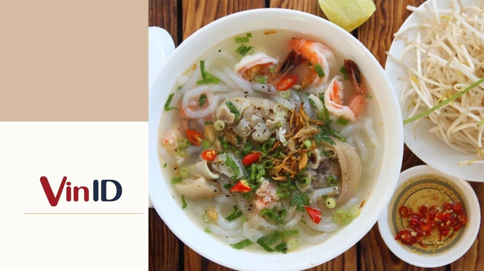 Tô bánh canh giò heo nóng hổi sẵn sàng để thưởng thức