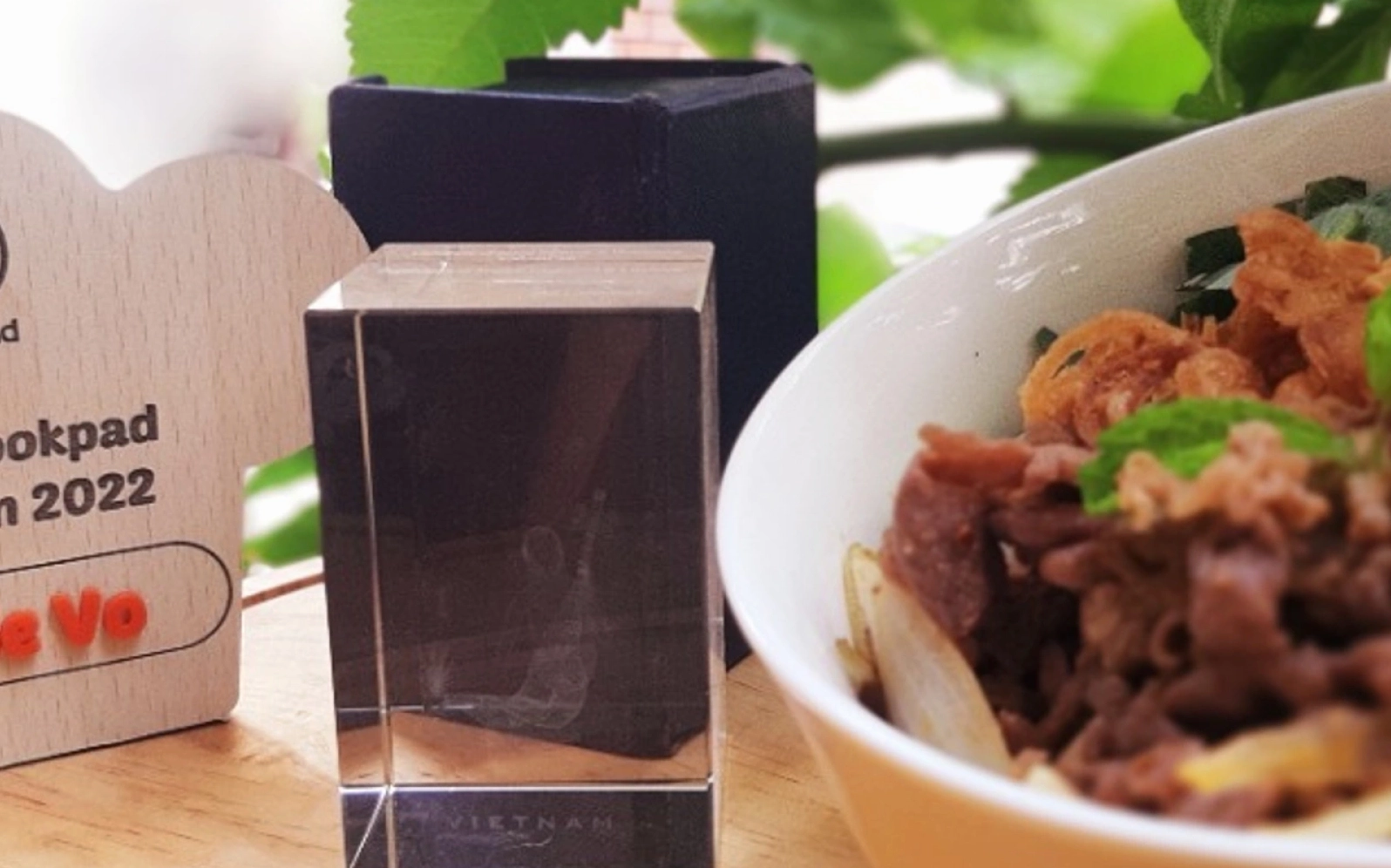 Tô bún bò xào thịt lợn đầy ắp thịt mềm rau sống và đậu phộng rang