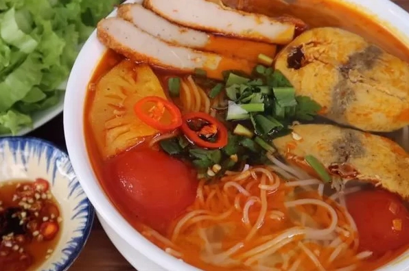 Tô bún cá ngừ thơm ngon hấp dẫn với nước dùng trong vắt điểm xuyết vài lát cà chua và hành ngò