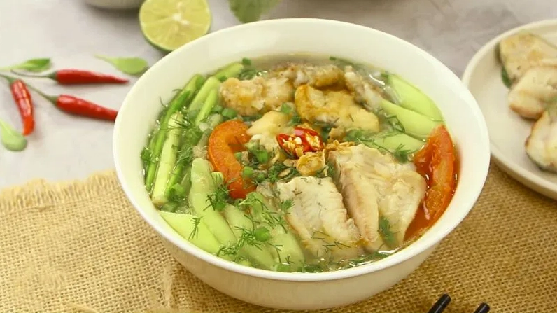 Tô bún cá rô đồng thơm ngon hấp dẫn với nước dùng trong vắt và thịt cá chiên giòn