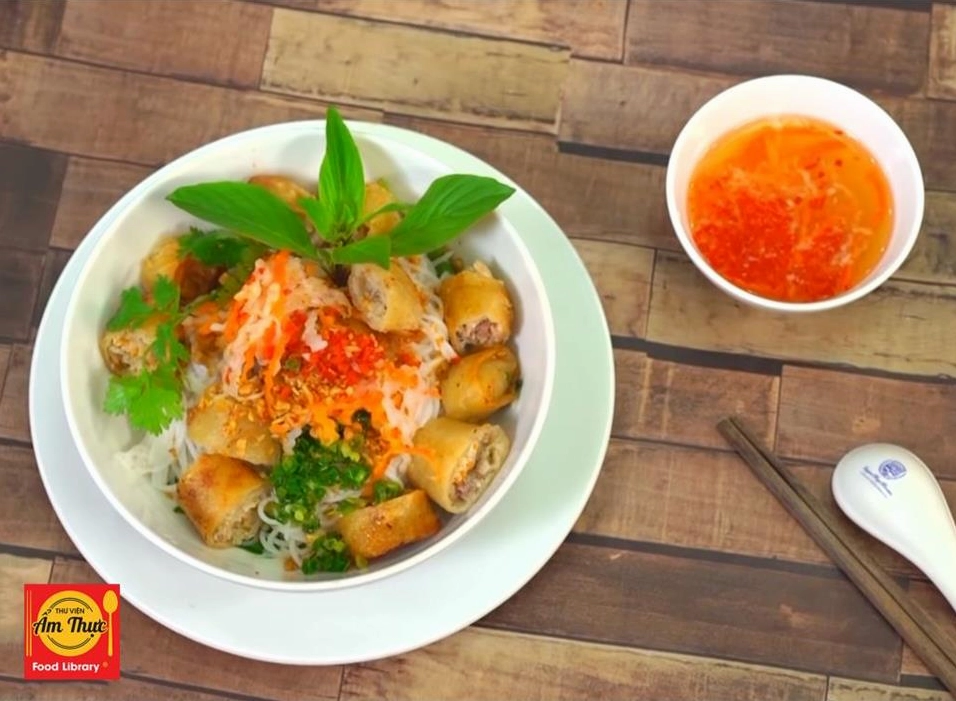 Tô bún chả giò hấp dẫn với đầy đủ topping chả giò thịt nướng rau sống