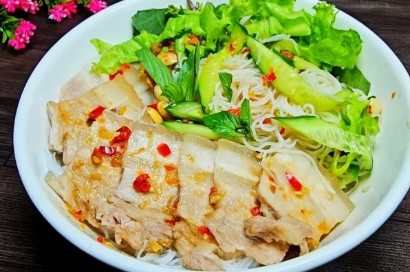 Tô bún mắm nêm thịt luộc hấp dẫn với đầy đủ thịt bún rau sống và mắm nêm đậm đà