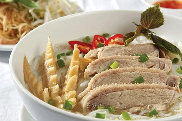 Tô bún măng vịt thơm ngon nóng hổi hấp dẫn mọi thực khách