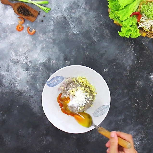 Tô bún suông Trà Vinh đầy ắp chả tôm thịt ba chỉ và rau sống tươi ngon