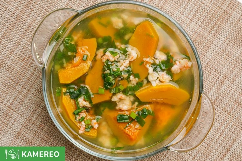 Tô canh bí đỏ nấu thịt bằm nóng hổi hấp dẫn rắc thêm chút hành ngò