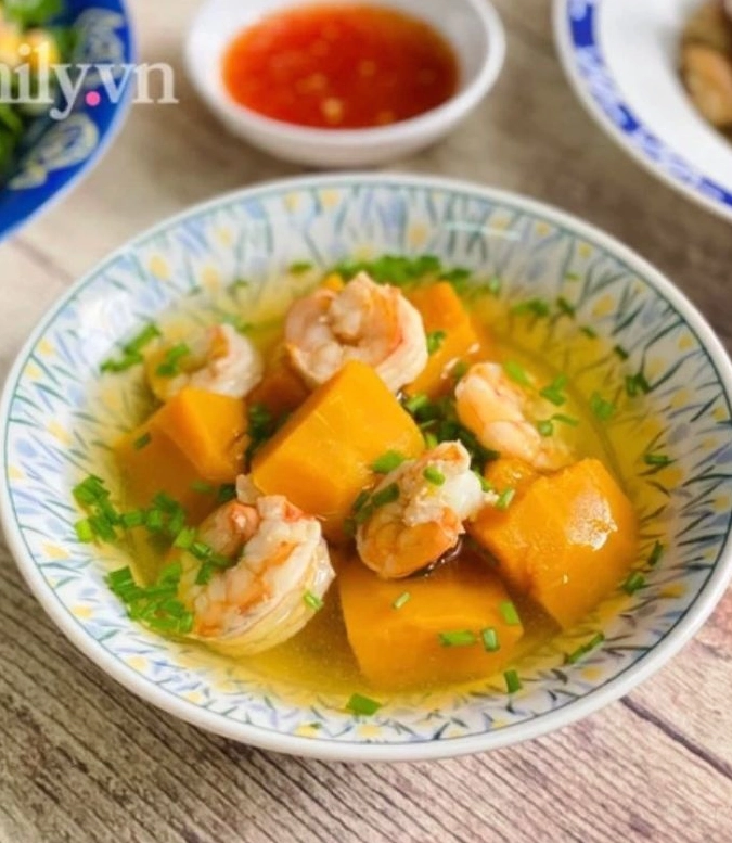 Tô canh bí đỏ nấu tôm có màu sắc bắt mắt và hương vị thơm ngon hấp dẫn
