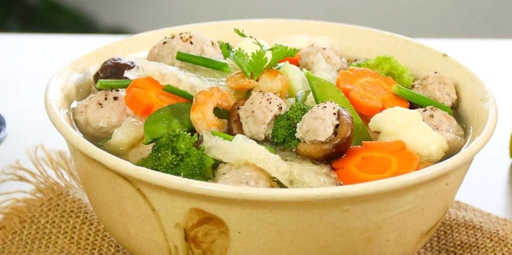 Tô canh bóng thả hấp dẫn rực rỡ sắc màu rau củ và bóng bì mềm mại