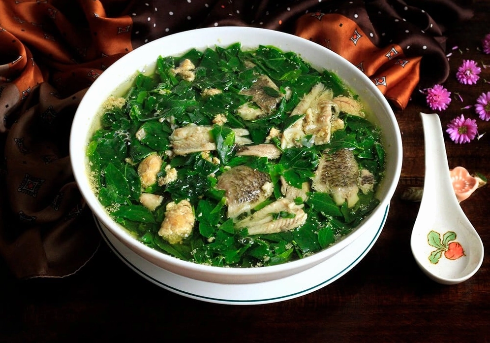 Tô canh cá rô rau cải xanh mướt