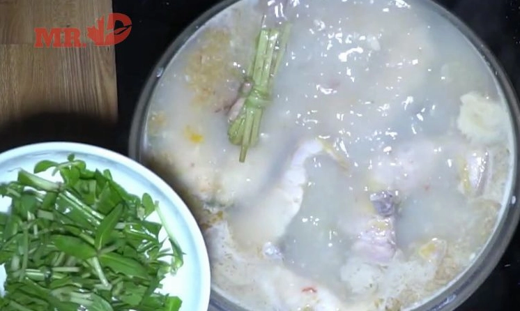 Tô canh cá tầm nấu mẻ thơm ngon đậm đà hương vị truyền thống