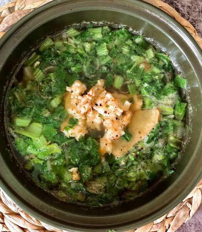 Tô canh cải cay nấu tôm với màu sắc bắt mắt và nước dùng trong veo
