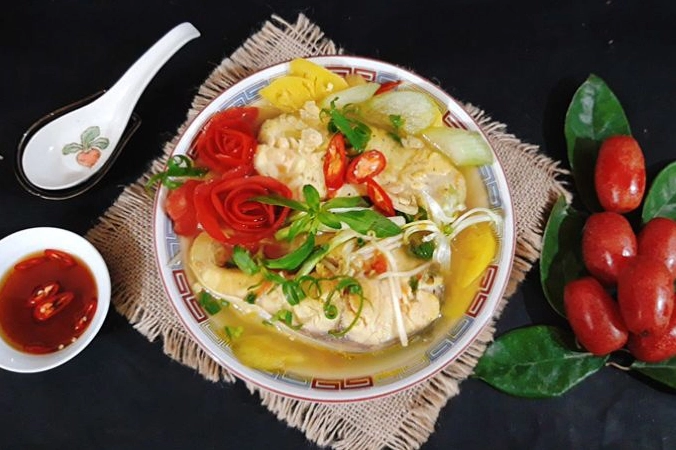 Tô canh chua cá lóc hoàn chỉnh ăn kèm cơm trắng và nước mắm ớt