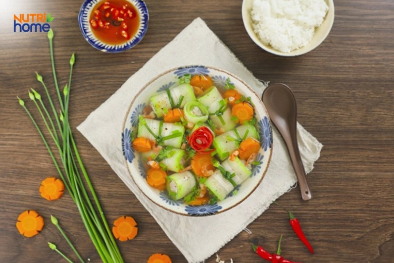 Tô canh chua thịt băm hoàn thiện rắc thêm hành ngò