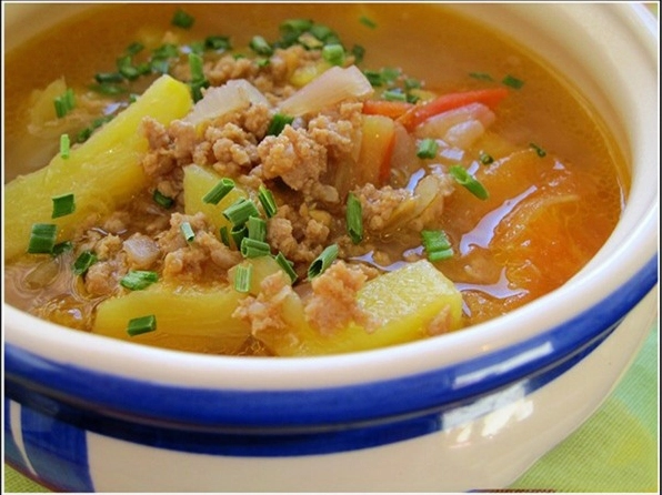 Tô canh chua thịt băm hoàn thiện với màu sắc bắt mắt của cà chua và dứa