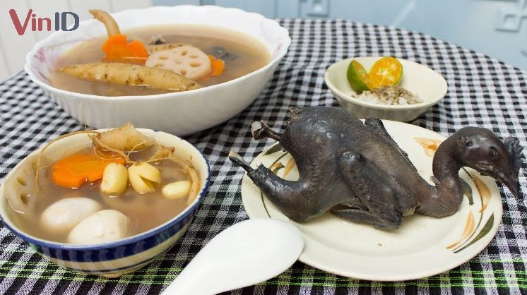 Tô canh gà hầm hạt sen nóng hổi sẵn sàng để thưởng thức