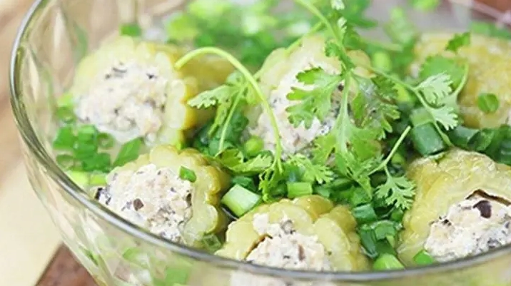 Tô canh khổ qua chay thanh mát hấp dẫn với màu xanh bắt mắt