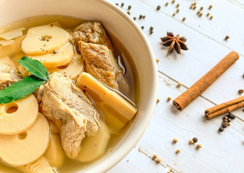 Tô canh măng tươi sườn non nóng hổi hấp dẫn