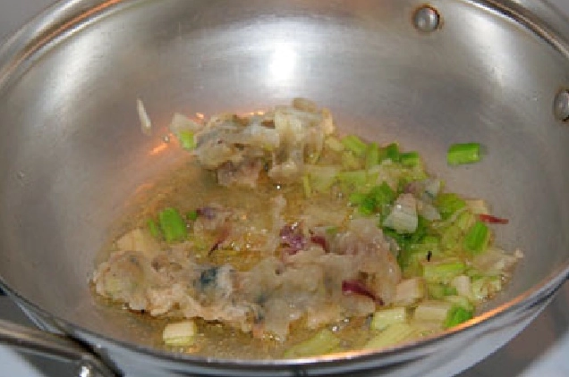 Tô canh tôm bí đỏ hoàn thiện được trang trí thêm chút hành ngò xanh mướt