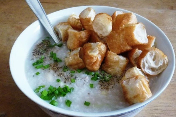 Tô cháo sườn nóng hổi ăn kèm quẩy giòn và ruốc thịt cực kỳ hấp dẫn