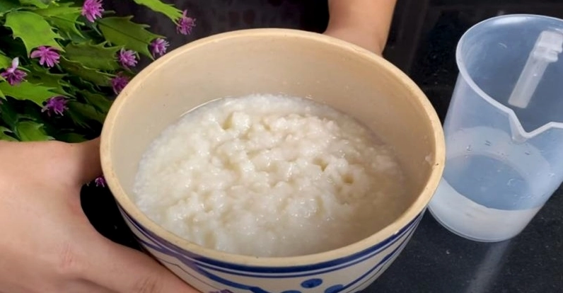 Tô cơm mẻ đã lên men trắng muốt và sánh mịn được chuẩn bị cẩn thận