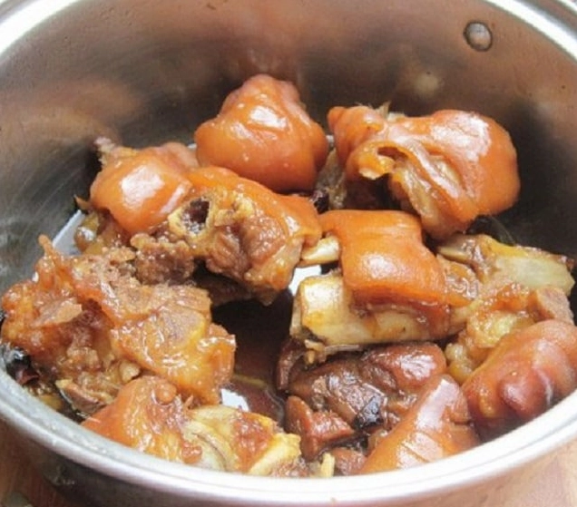 Tô giò heo giả cầy kiểu miền Bắc sóng sánh màu nâu vàng bắt mắt