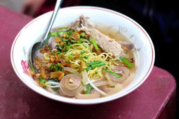 Tô hủ tiếu gõ Sài Gòn nóng hổi thơm ngon với đầy đủ thịt băm và tóp mỡ