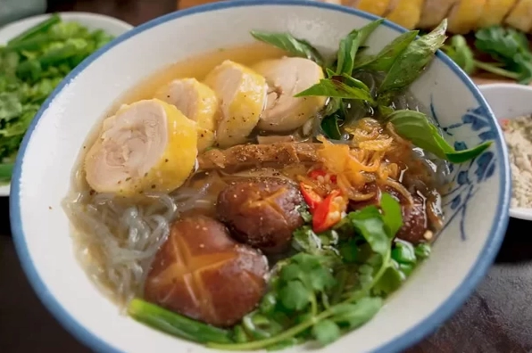 Tô miến gà hoàn chỉnh với nước dùng đậm đà thịt gà vàng ươm và rau thơm bắt mắt