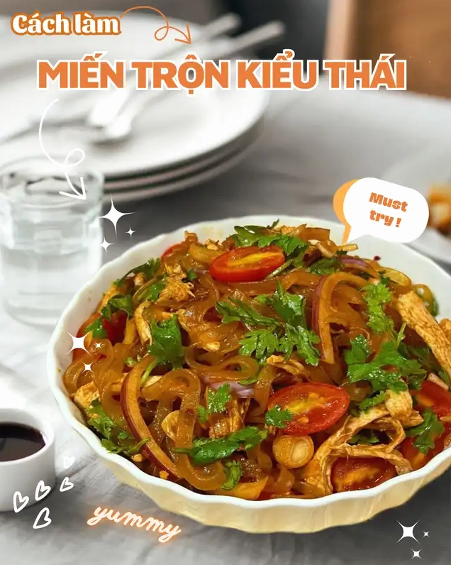 Tô miến gà trộn hoàn thiện bày ra bàn ăn sẵn sàng thưởng thức