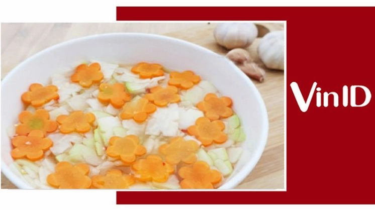 Tô nước chấm bún chả hoàn thiện với tỏi ớt nổi đẹp mắt