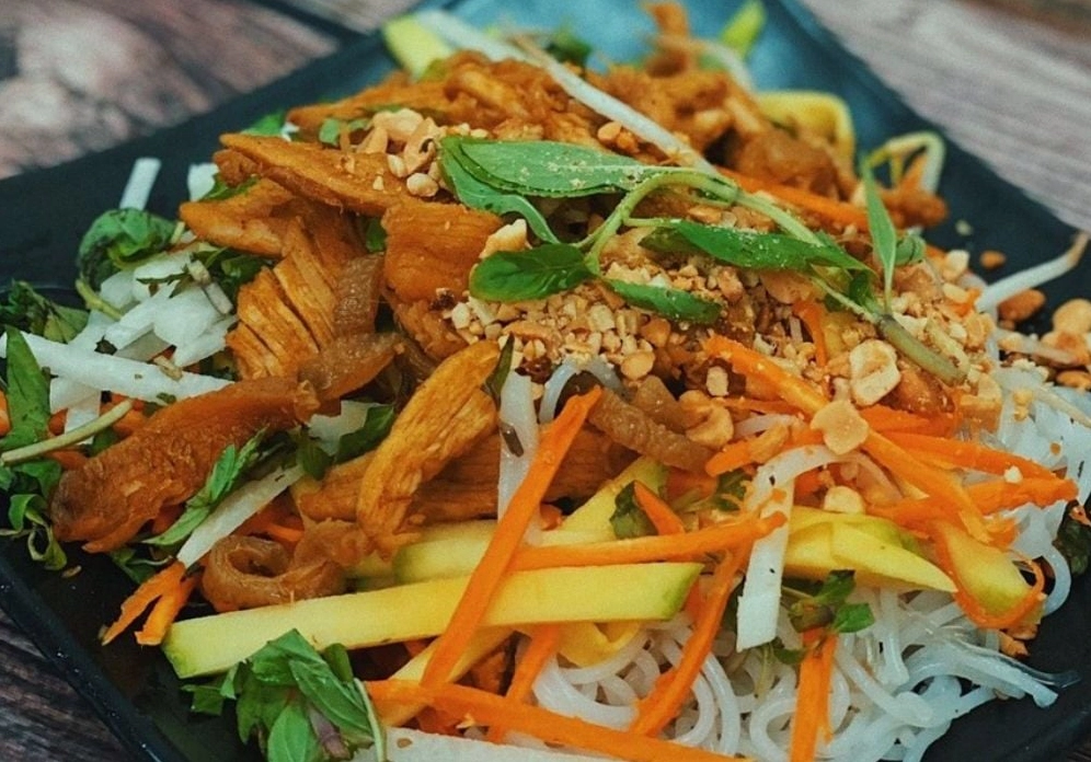 Tô phở gà trộn chua ngọt hấp dẫn với thịt gà xé phay rau thơm và lạc rang
