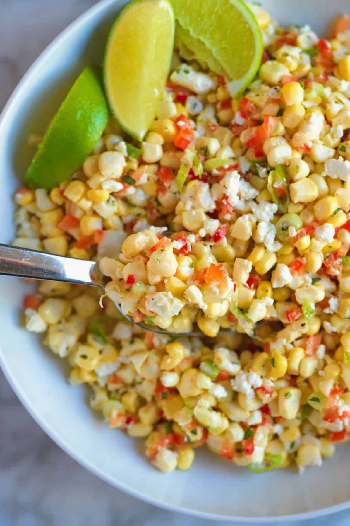 Tô salad ngô đầy ắp màu sắc rực rỡ chuẩn bị được thưởng thức