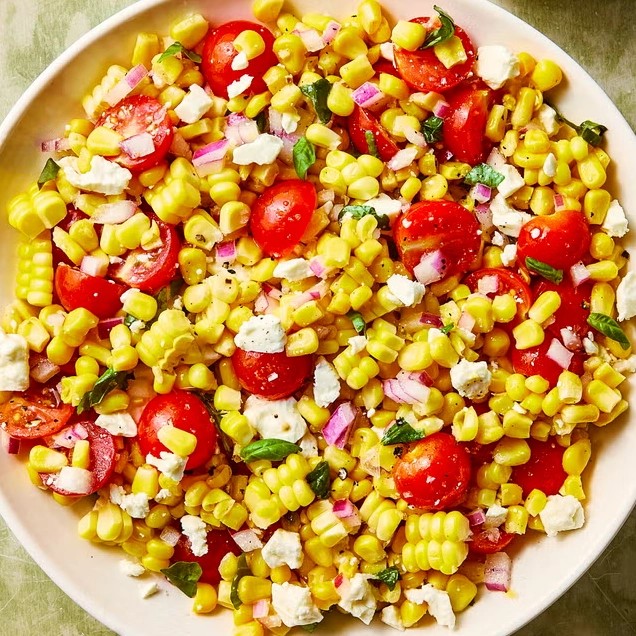 Tô salad ngô trộn cà chua phô mai và húng quế vô cùng bắt mắt