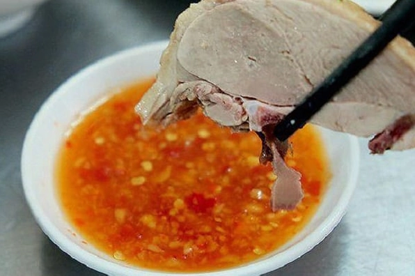 Tỏi và ớt được băm nhuyễn chuẩn bị cho công đoạn phi thơm