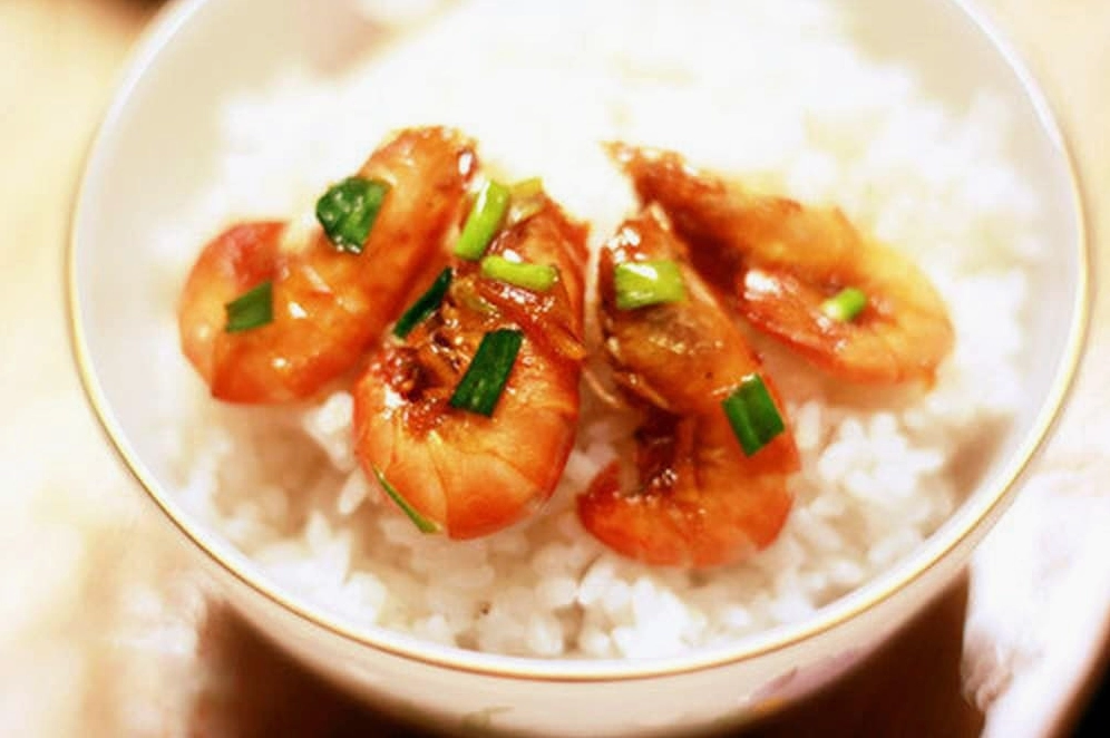 Tôm cháy tỏi được trình bày đẹp mắt trên đĩa trắng
