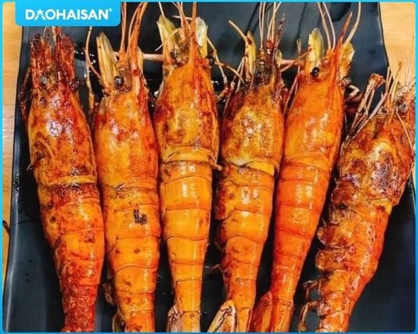 Tôm được xếp lên vỉ nướng trên than hồng đỏ rực