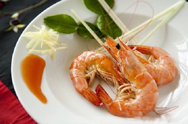 Tôm hấp lá chanh thành phẩm đỏ au hấp dẫn