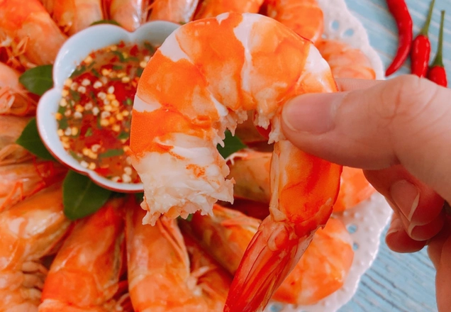 Tôm luộc chấm muối tiêu thơm ngon hấp dẫn
